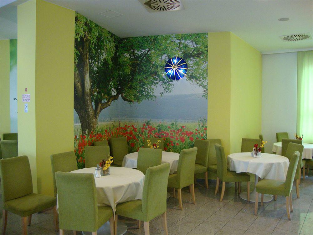 Lenas Donau Hotel Vienna Exterior photo